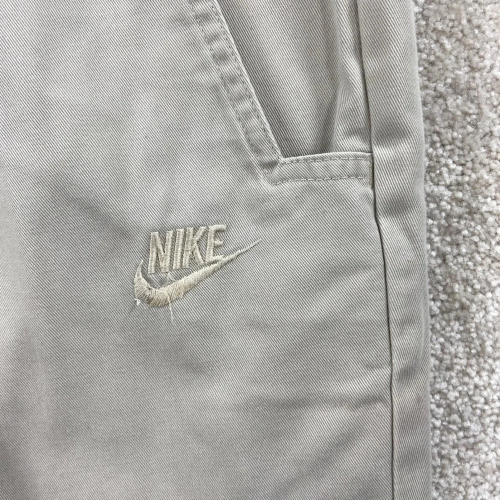 Vintage Nike Pleated Chino Shorts Mens 30 Tan Khaki Embroidered Logo Longline